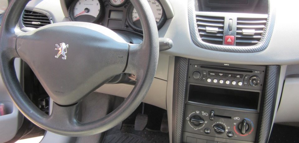 Peugeot 207 kokpit carbon