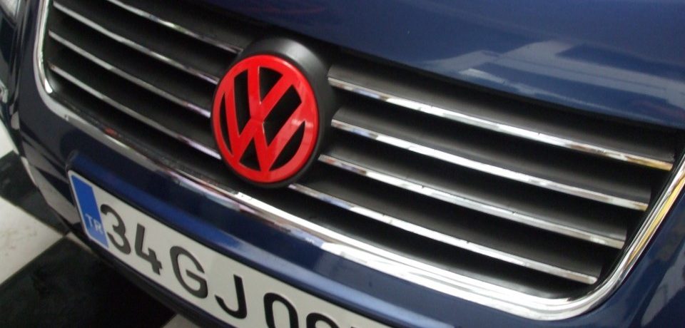 VW Jetta Kırmızı Logo Kaplama